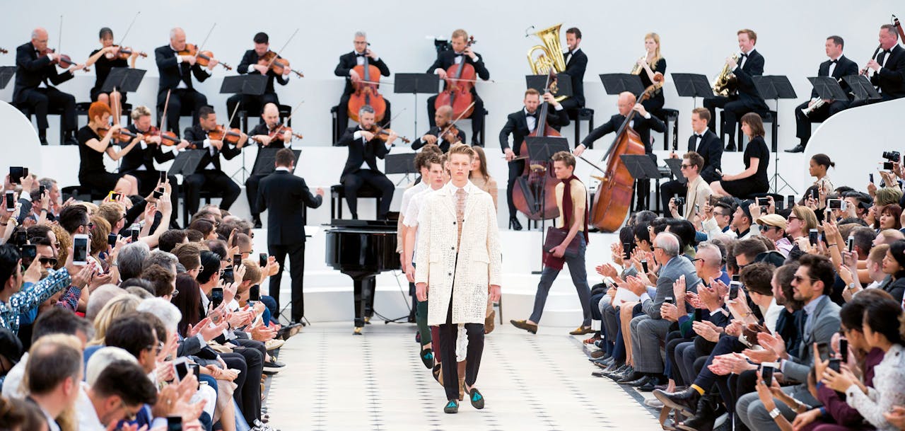 Burberry koos voor de livemuziek van Alison Moyet tijdens de presentatie van de zomercollectie van 2016 (ANP).