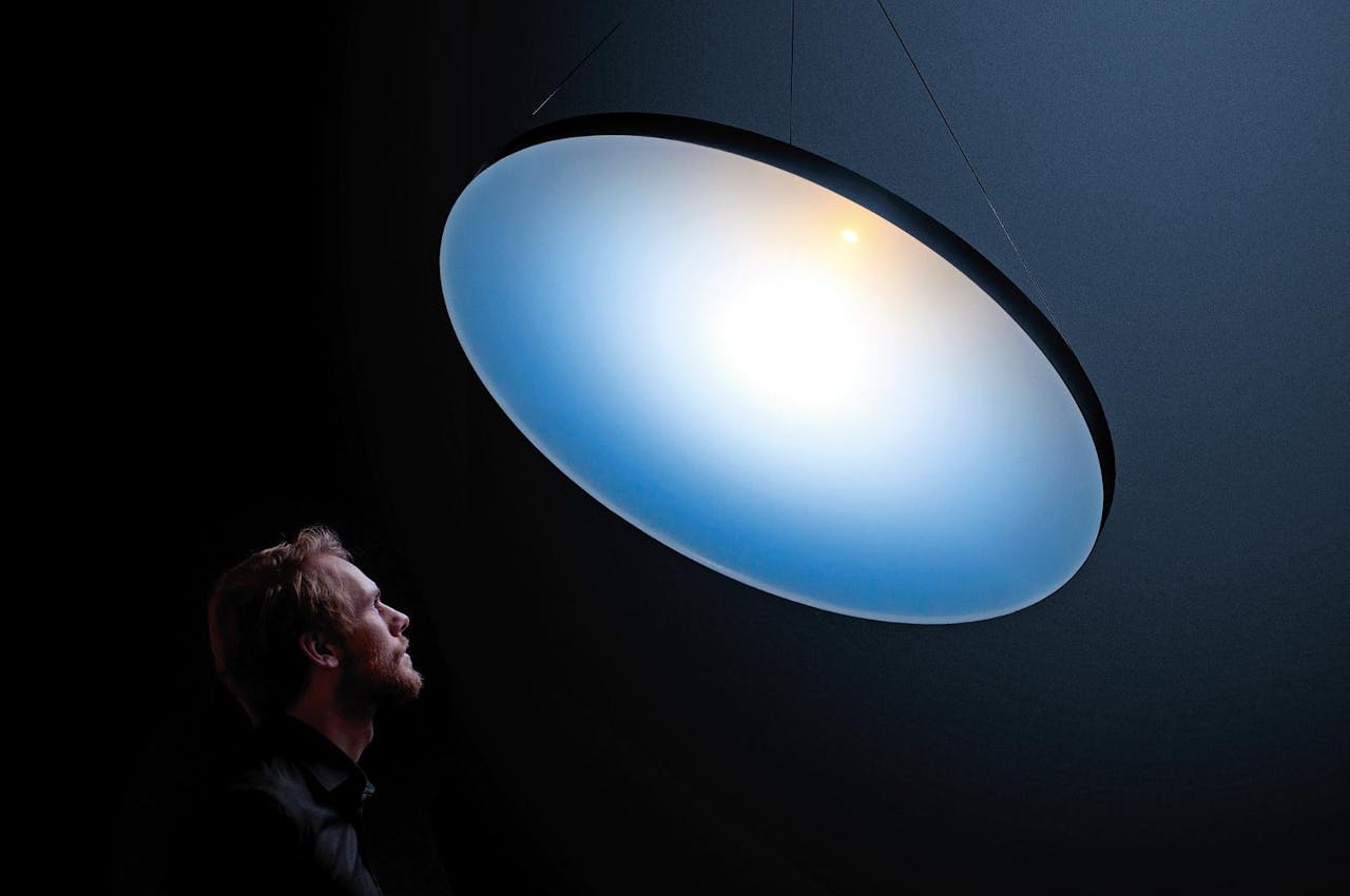 ‘Blue Sky Lamp’, Chris Kabel, 2014. Met een kunststof plaat bootst Kabel de atmosfeer na. Zo ontstaat een ‘natuurlijk’ licht.