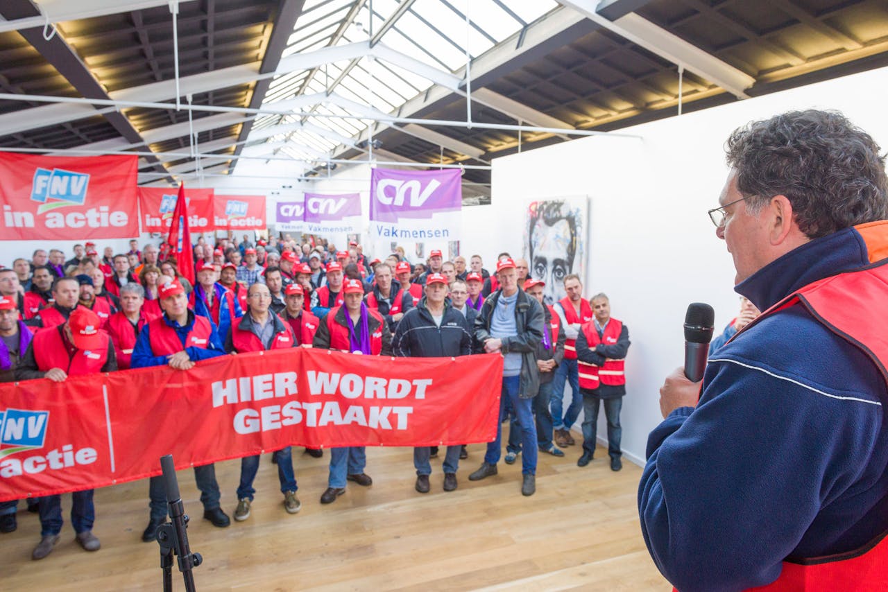 Werkgeversorganisatie FME maakte dinsdagavond bekend weer met de vakbonden te willen praten over een nieuwe cao voor de grootmetaal. Maar voor de vakbonden FNV Metaal en CNV Vakmensen is die geste nog geen reden om geen acties meer te voeren. FNV onderhandelaar Jos Brocke spreekt vrijdag stakers toe bij Taets in Zaandam. (Foto: HH)