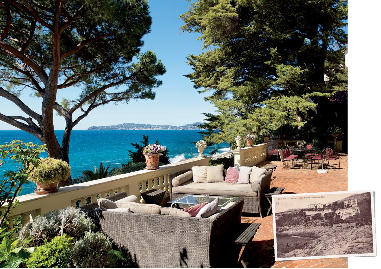Terras en oude ansichtkaart van de villa in Cap d’Ail aan de Middellandse Zee waar gravin De Kotzebue tot haar dood in 1955 woonde.