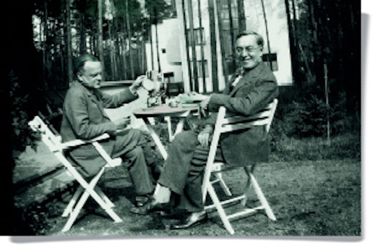 Klee (links) en Kandinsky drinken in 1929 thee voor hun huis in Dessau, waar het Bauhaus naartoe was verhuisd.