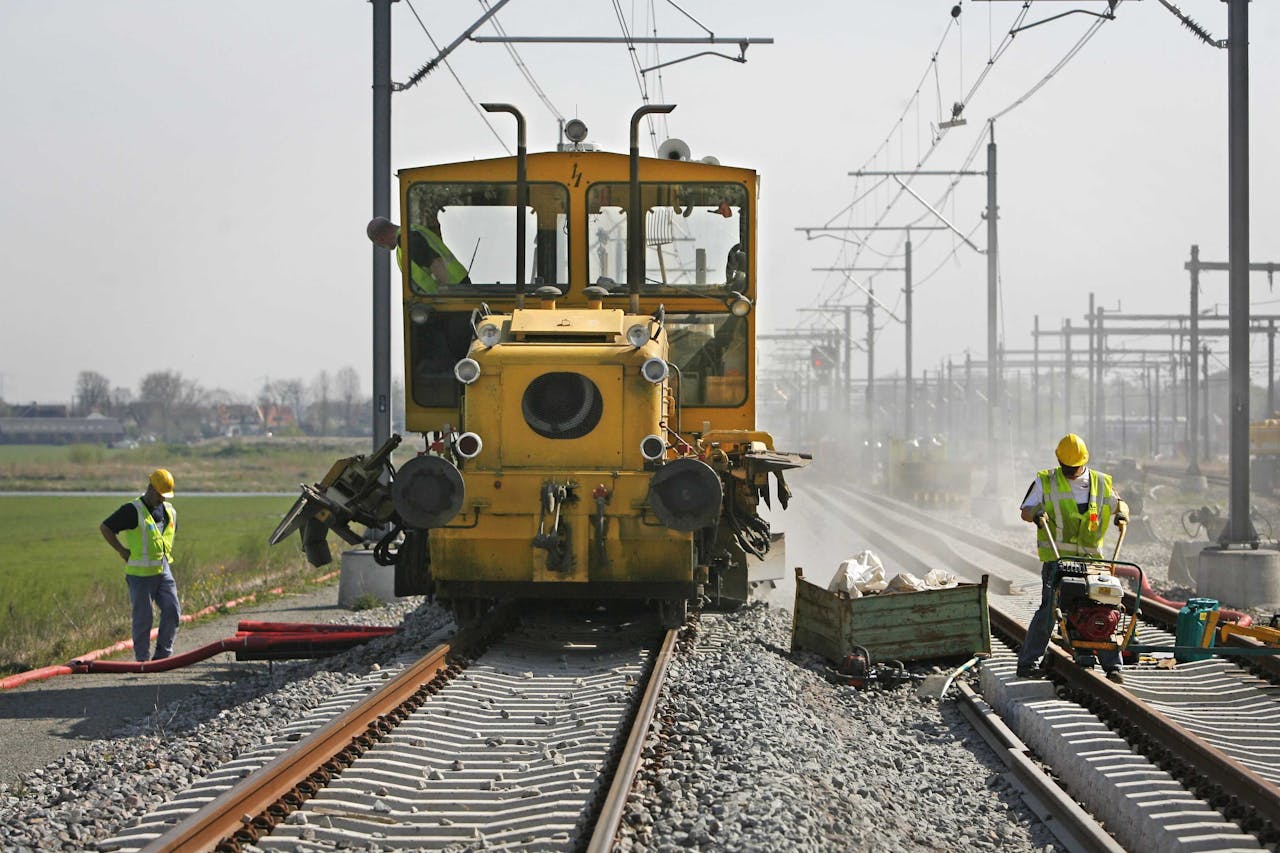Medewerkers van ProRail werken aan het verdubbelen van het spoor tussen Amsterdam en Utrecht. (HH)