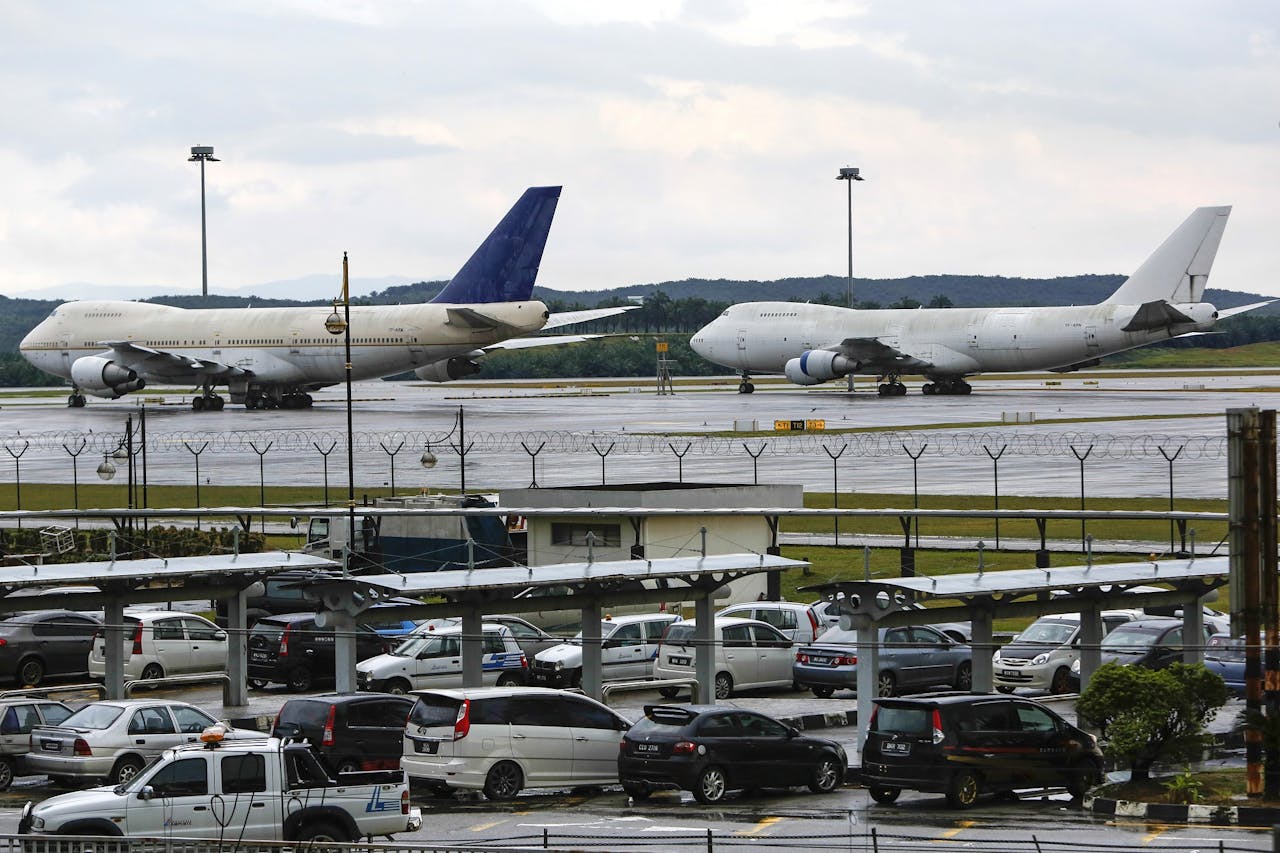 De luchthaven van Kuala Lumpur zit met drie achtergelaten Boeings 747-vliegtuigen in de maag. De toestellen zijn een jaar geleden gedumpt op het vliegveld. Met een advertentie in de lokale dagbladen roepen de Maleisische autoriteiten de eigenaars van drie toestellen op om zich binnen veertien dagen te melden, anders gaan de jumbojets in de verkoop. (HH)