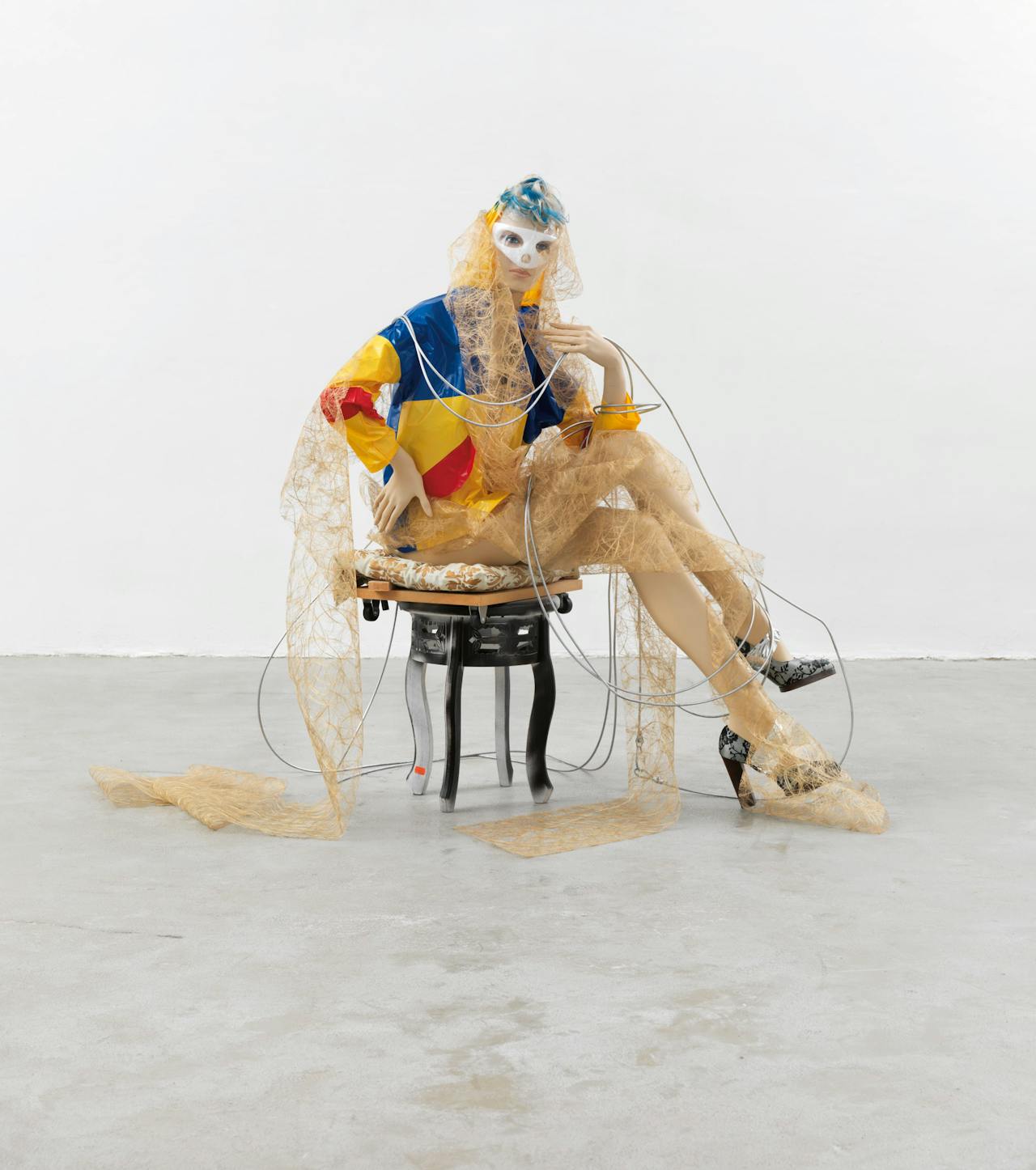 ‘Toneelspeler’, Isa Genzken, 2013. Voor deze serie putte Genzken uit haar eigen garderobe, waarmee ze suggereert dat het een soort zelfportretten zijn.