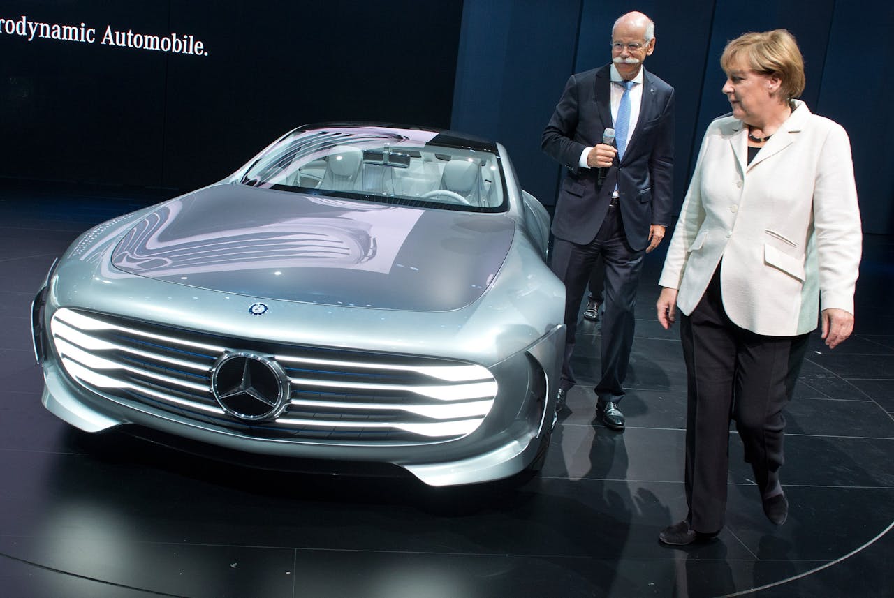 Bondskanselier Angela Merkel en Daimler-topman Dieter Zetsche bij de presentatie van een conceptauto van Mercedes-Benz op de IAA in Frankfurt. (Hollandse Hoogte)