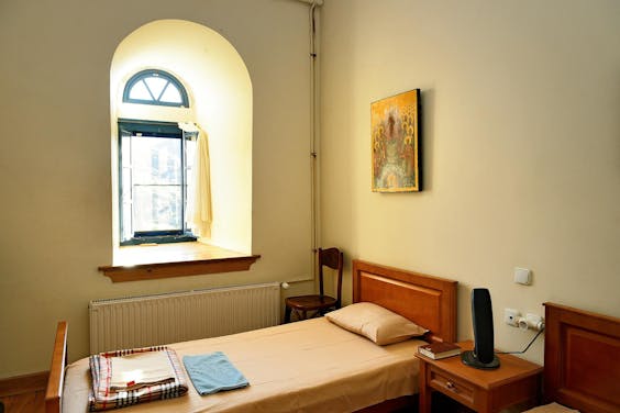 Slapen kan in een sobere kamer in een klooster naar keuze.