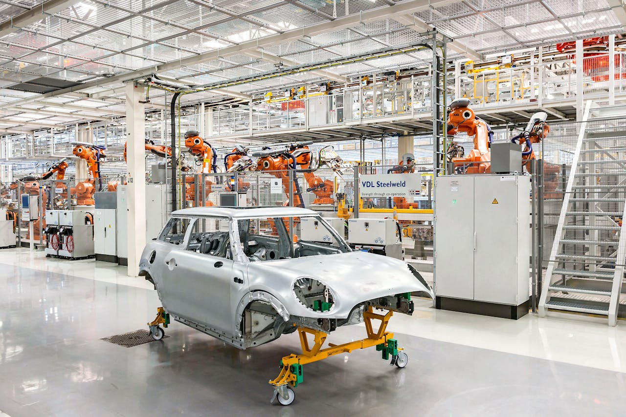 Robots, hier in een BMW-fabriek in Born, zorgen er voor dat de inhoud van een baan ingrijpend verandert. (Foto: HH)