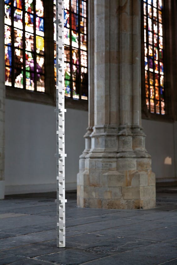 ‘Column Untitled’, een ritmische stapeling van marmeren stenen.