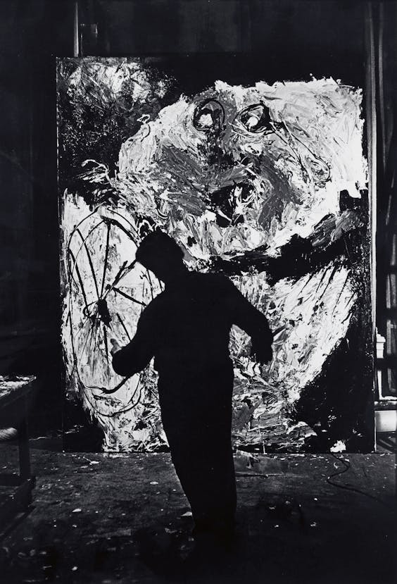 ‘Vlammend kind met hoepel’ uit 1961. Boven: Ed van der Elsken fotografeerde het maakproces ervan tijdens de opnamen van de film ‘De werkelijkheid van Karel Appel’.