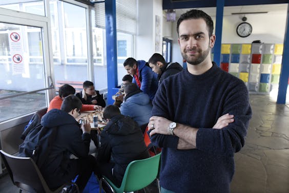 Een docent maatschappijleer op middelbare school Avicena College te Rotterdam (foto: Peter Hilz/HH).