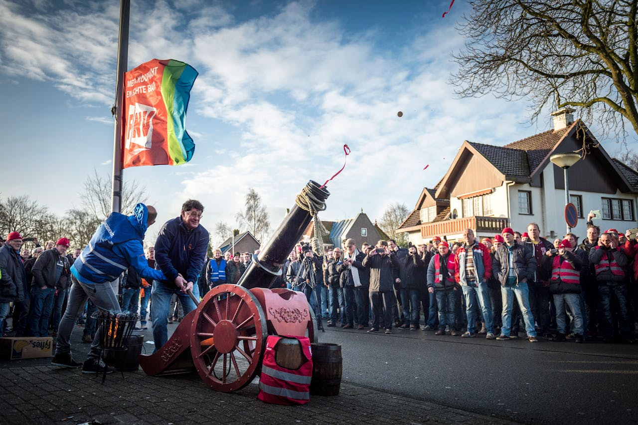 Metaalwerkers uit de drie noorderlijke provincies verzamelen zich maandag bij een zalencentrum in het Groningse Marum om zich in te laten schrijven als staker. (Foto: Kees van de Veen/HH)