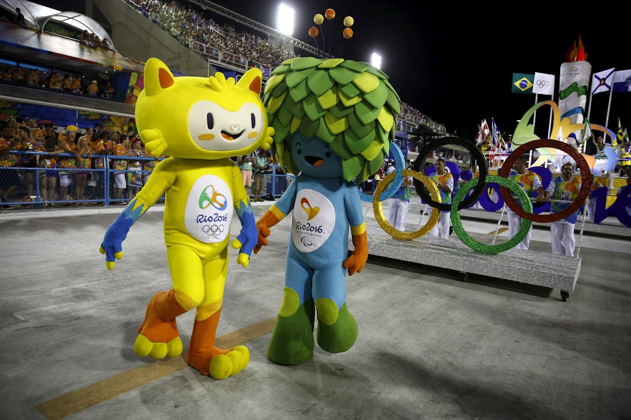Olympisch mascottes in het Sambadrome in Rio de Janeiro. Het Usoc heeft Amerikaanse sportfederaties erop gewezen dat atleten en medewerkers op de Olympische Spelen in augustus het risico lopen te worden besmet met het zikavirus. foto: Reuters
