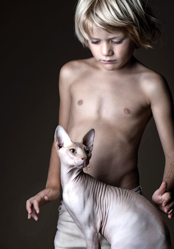 In Zwolle hangt werk van diverse fotografen, waaronder ‘Young Boy and his Cat’ van Danielle Kwaaitaal.