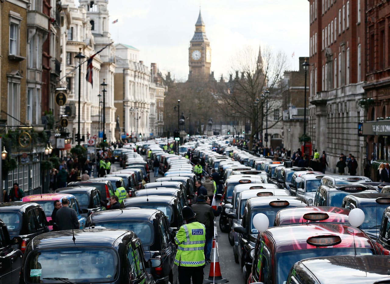 Woensdag blokkeerden boze taxichaufeurs een straat in het centrum van Londen. Het protest was gericht tegen de taxidienst Uber. (Foto: Reuters)