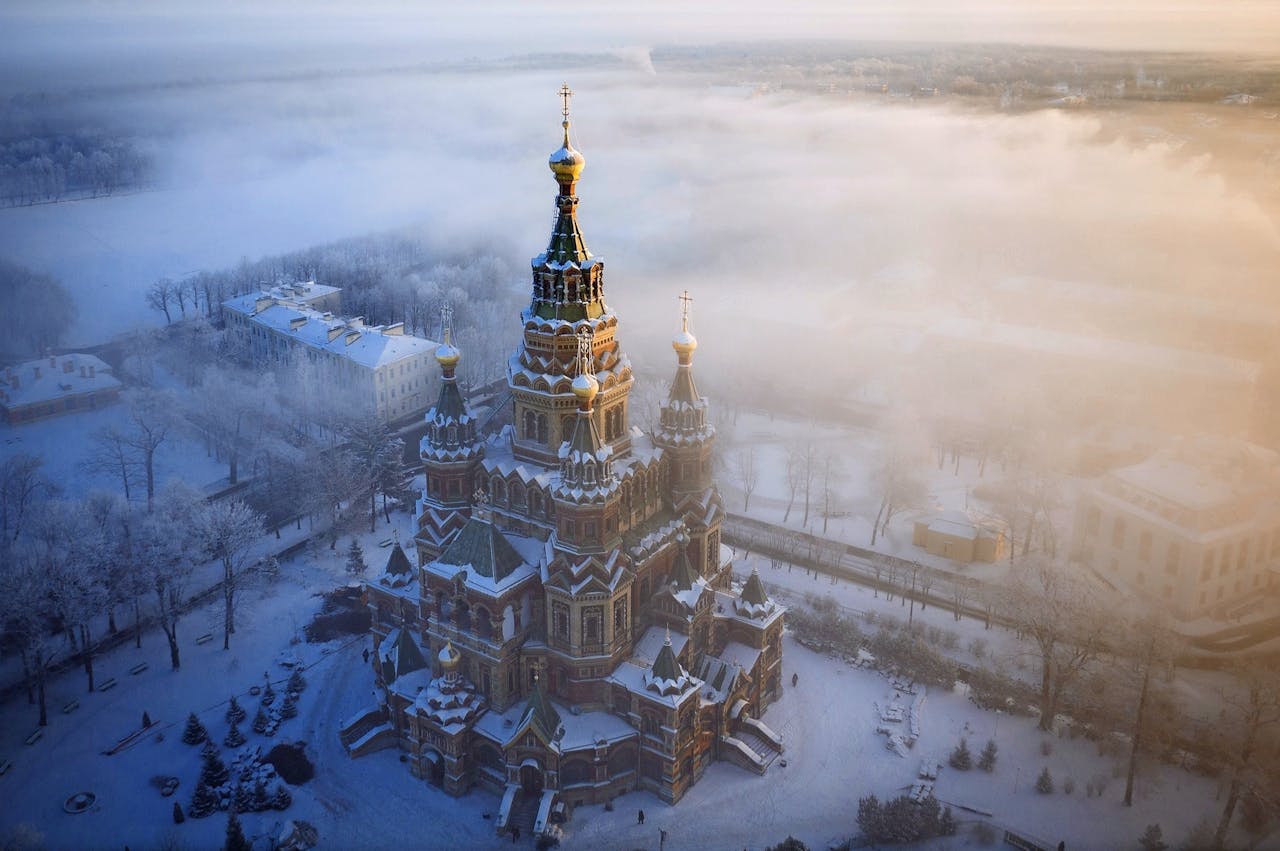 De Petrus en Paulus-kathedraal in Sint-Petersburg in winterse sferen (foto: Amos Chapple/REX/HH).