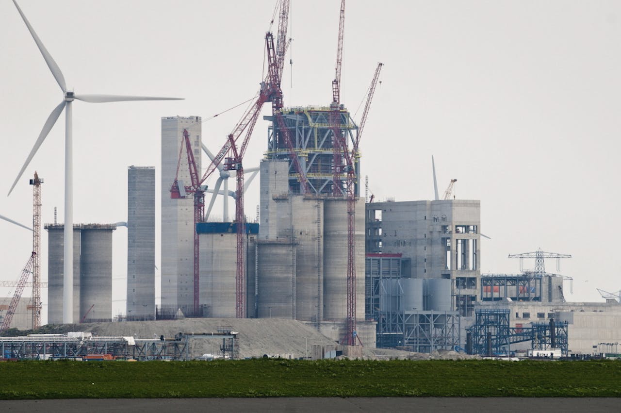 De kolencentrale in de Eemshaven in aanbouw.