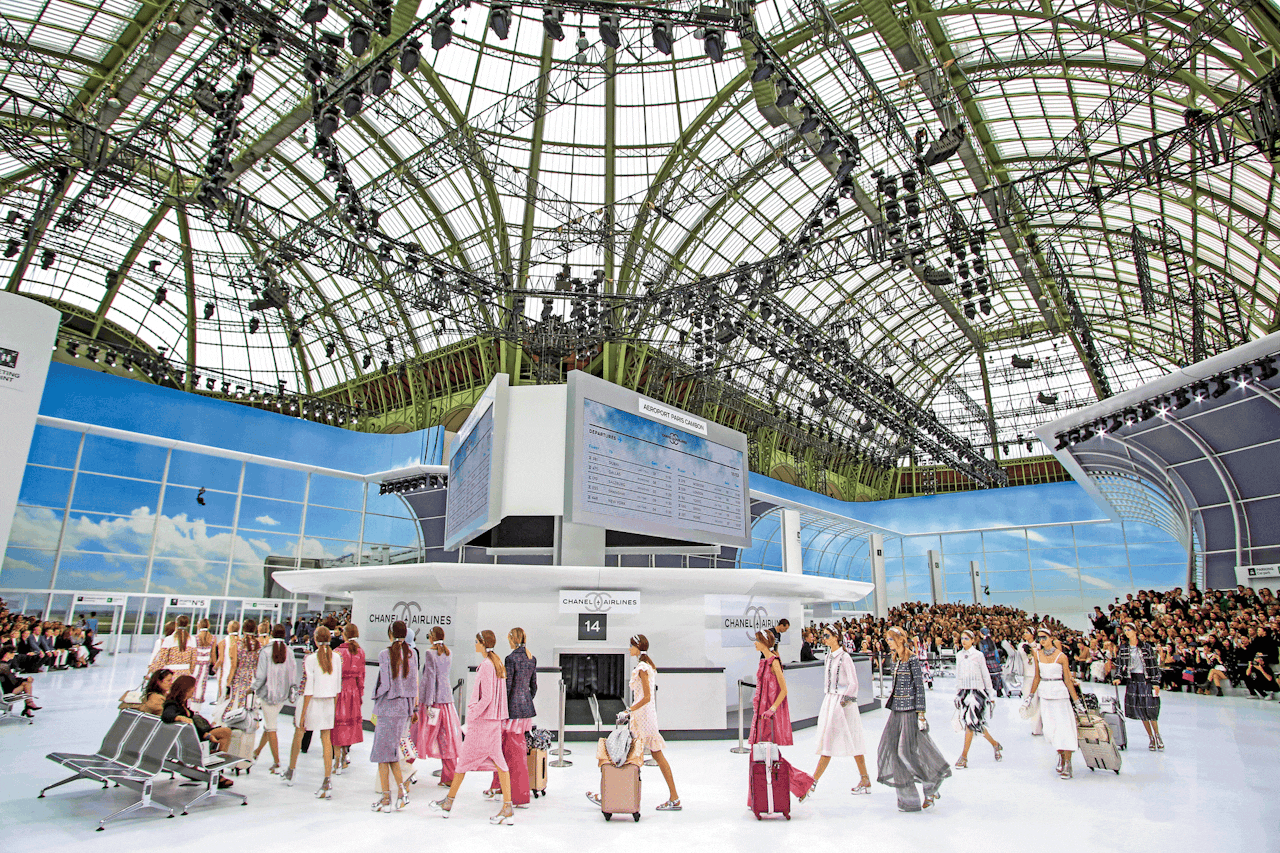 Karl Lagerfeld creëerde voor de lente-zomercollectie van Chanel een heuse luchthaven die tot in de details was uitgevoerd.