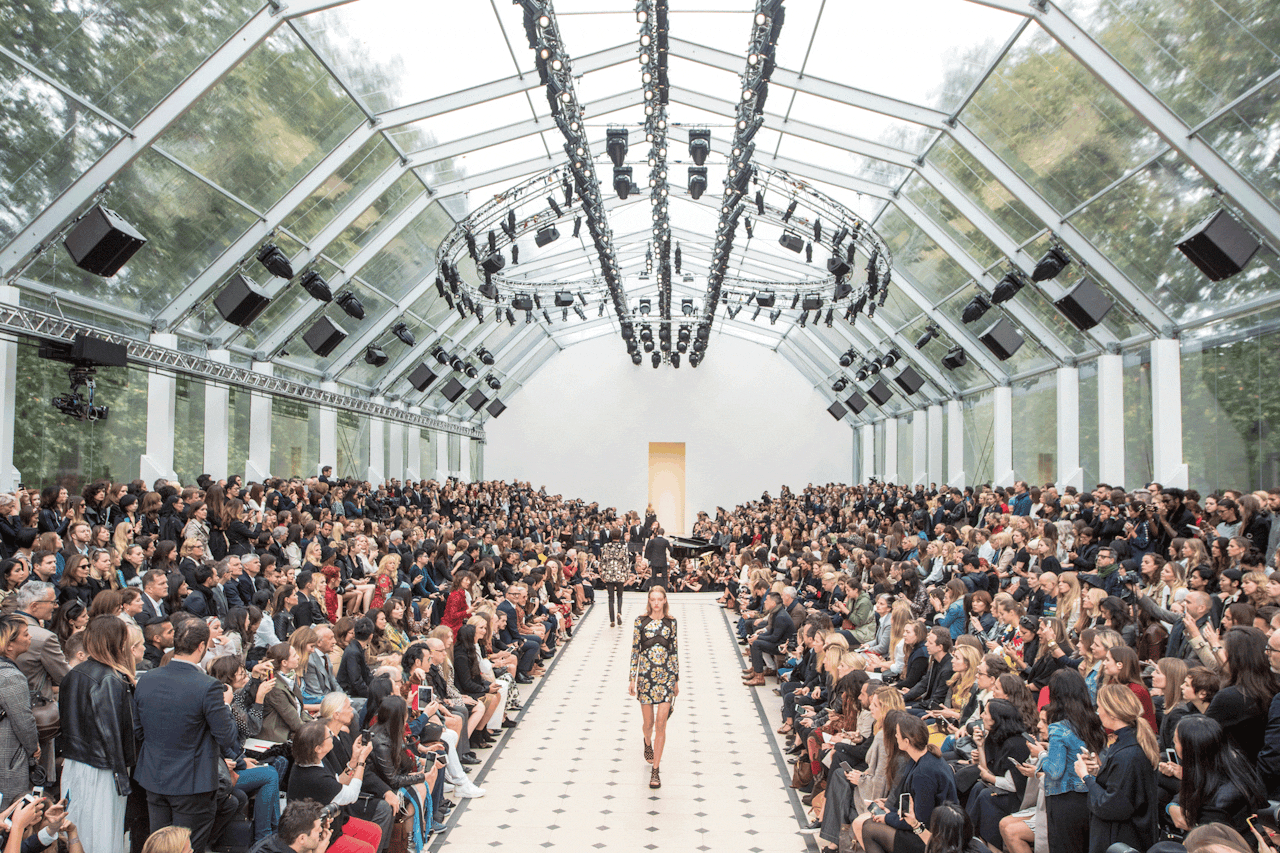 De presentatie van de lente-zomercollectie van Burberry, met livemuziek. Burberry zal de najaarscollectie pas in het najaar tonen.