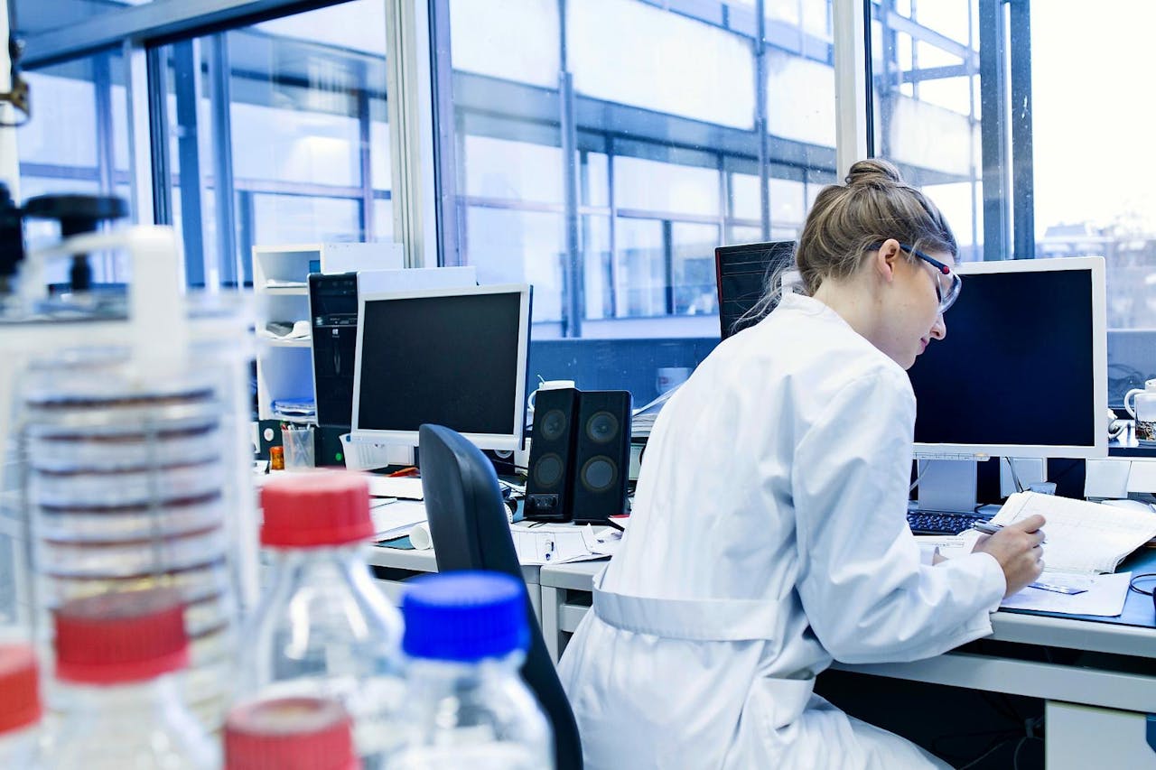 Bij opleidingen waar voor studenten niet genoeg faciliteiten zijn, zoals laboratoria, wordt al een numerus fixus ingesteld. foto: HH