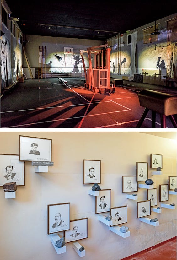 Boven: James Beckett portretteerde de verantwoordelijken van de kredietcrisis, van Christine Lagarde tot Jérôme Kerviel: ‘Voodoo Justice for People of Finance’, 2013. Onder: In de gymzaal draait ‘The Refusal of Time’ van William Kentridge, een niet te missen feest van muziek, film en animatie.