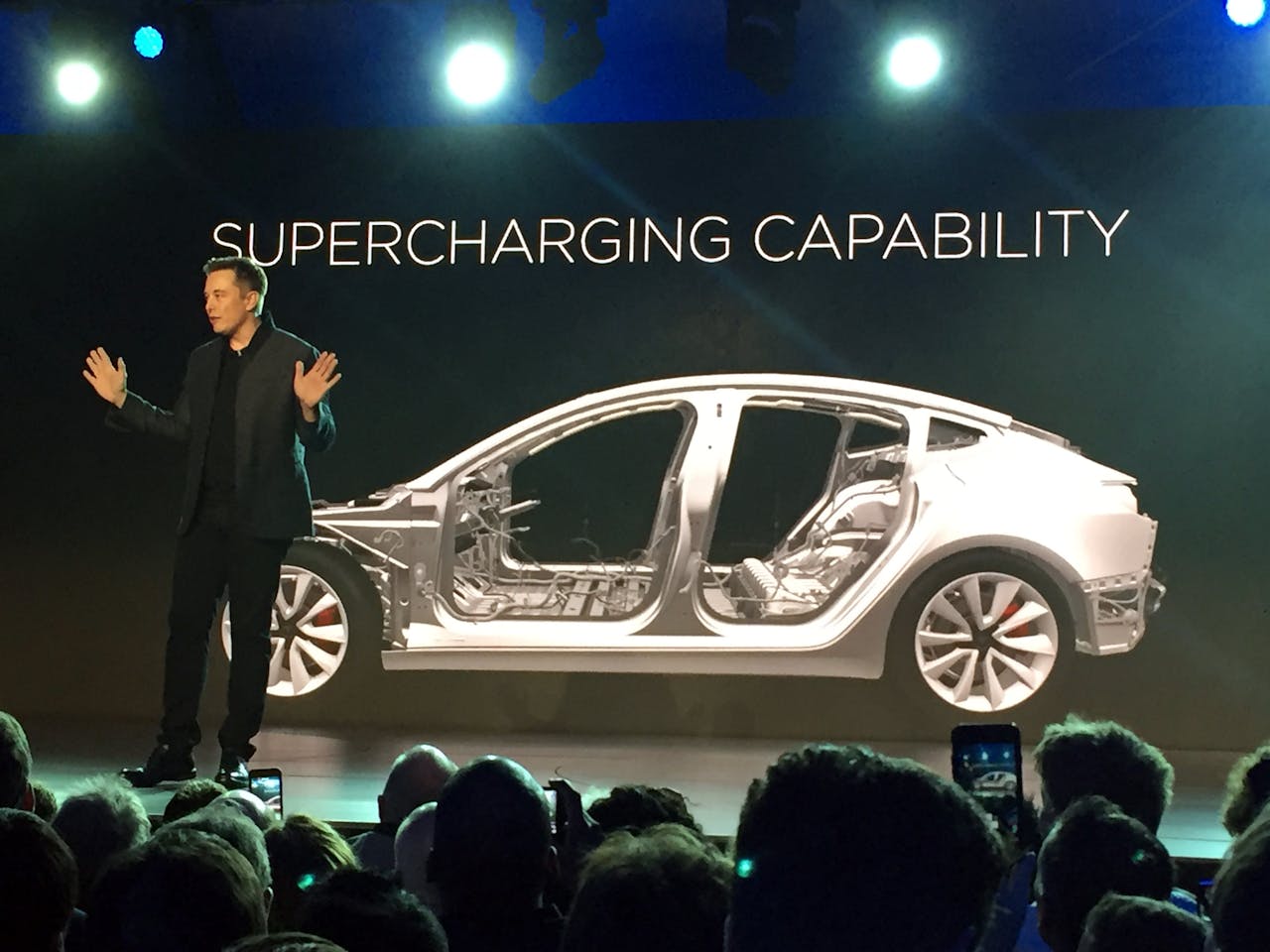 Ceo Elon Musk van autofabrikant Tesla presenteerde 31 maart het nieuwe Model 3. Met een prijs van ongeveer €31.000 is de Model 3 de eerste modale auto van Tesla. De andere Tesla-modellen zijn minstens twee keer zo duur. Naar verluidt zijn er al meer dan 100.000 bestellingen voor de auto gedaan. (Foto: HH)