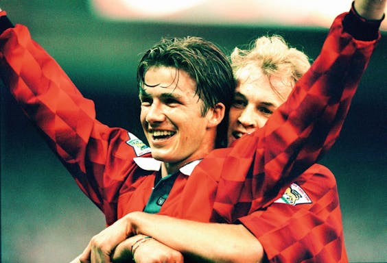 Een jonge David Beckham juigt na een goal in 1996 voor Manchester United. (Getty Images)