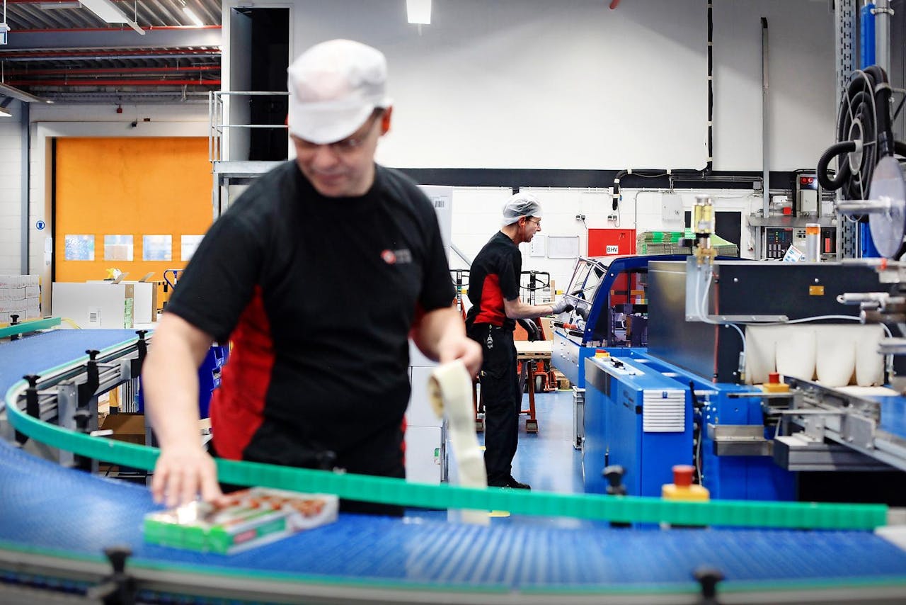 Twee arbeidsgehandicapten aan het werk bij folieproducent ITS in Apeldoorn. Het bedrijf heeft vijf werkplekken voor mensen met een arbeidshandicap. Foto’s: Marijn Alders voor het FD