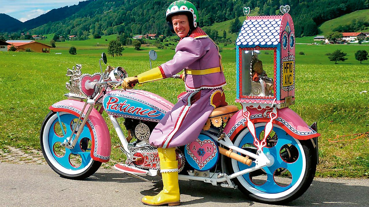 Boven: ‘Hold Your Beliefs Lightly’, 2011. Onder Grayson Perry op zijn motor met zijn teddybeer achterop.