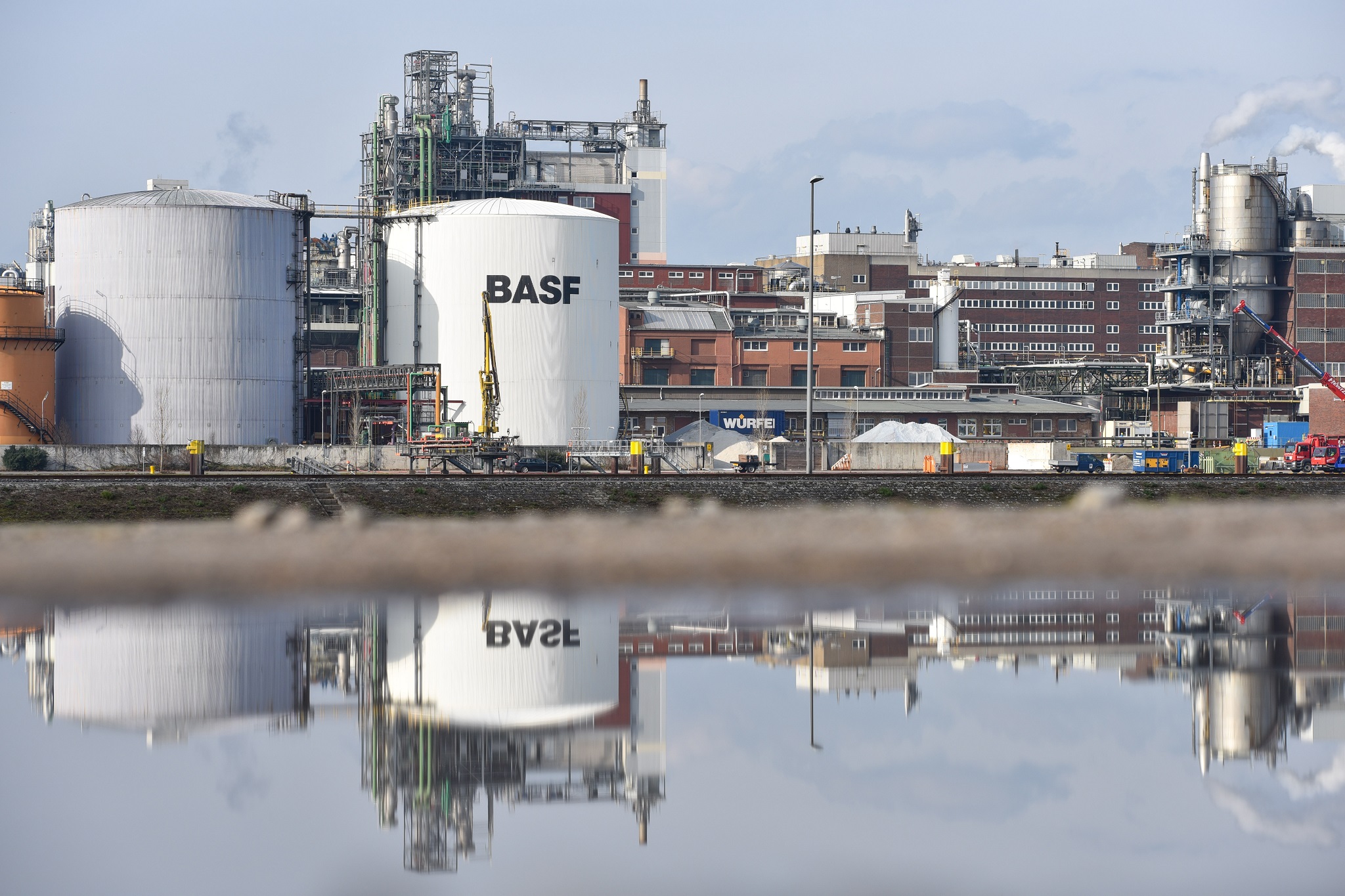 Завод германий. Людвигсхафен завод BASF. Химический завод БАСФ В Германии. ДАСФ Людвигсхаф химический завод. Химические заводы BASF.