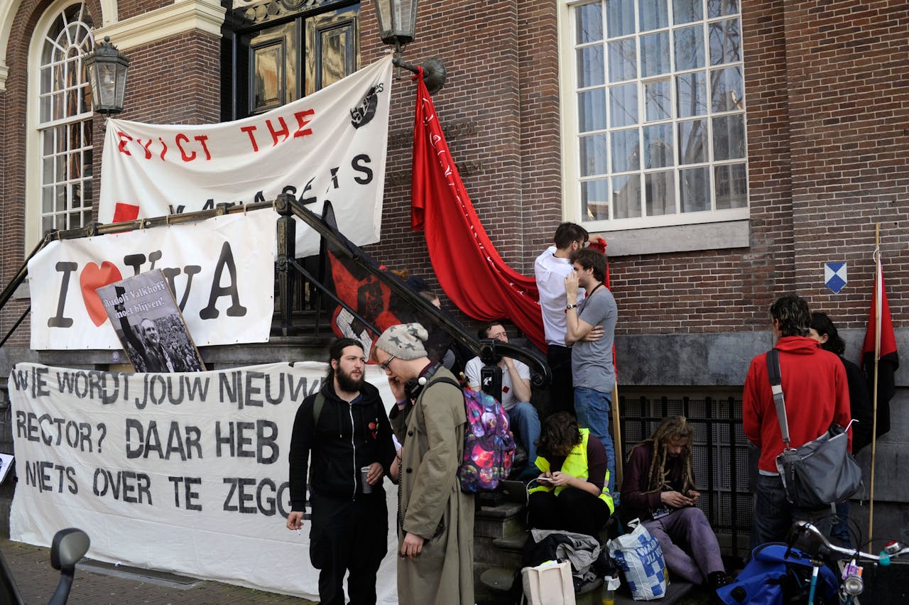 Studenten van de Universiteit van Amsterdam (UVA) hebben maandag een protestactie gehouden op het Spui voor het Maagdenhuis, het administratief centrum van de universiteit. De studenten willen af van de na de bezettingen in 2015 aangetreden Raad van Toezicht; ' Ontruim de Managers'. Het protest was georganiseerd door de Humanities Rally. Humanities Rally verenigt studenten en docenten in hun verzet tegen de bezuinigingen op de Faculteit der Geesteswetenschappen (FGw) aan de UvA. (Foto: Paul van Riel / HH)