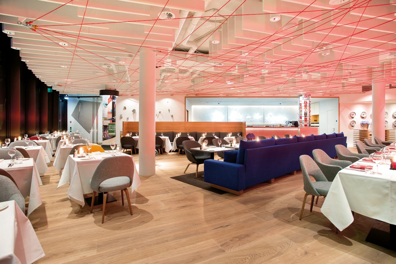 Kunstenaar en designer Rolf Sachs maakte de kunst voor restaurant Sachs en liet zich daarbij inspireren door het Zwitserse berglandschap.