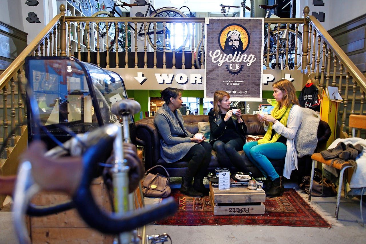 Lola Bikes & Coffee in Den Haag verkoopt fietsen op maat en serveert kwaliteitskoffie. Winkeliers zouden hun overlevingskansen vergroten door te diversifiëren. (Foto: HH)