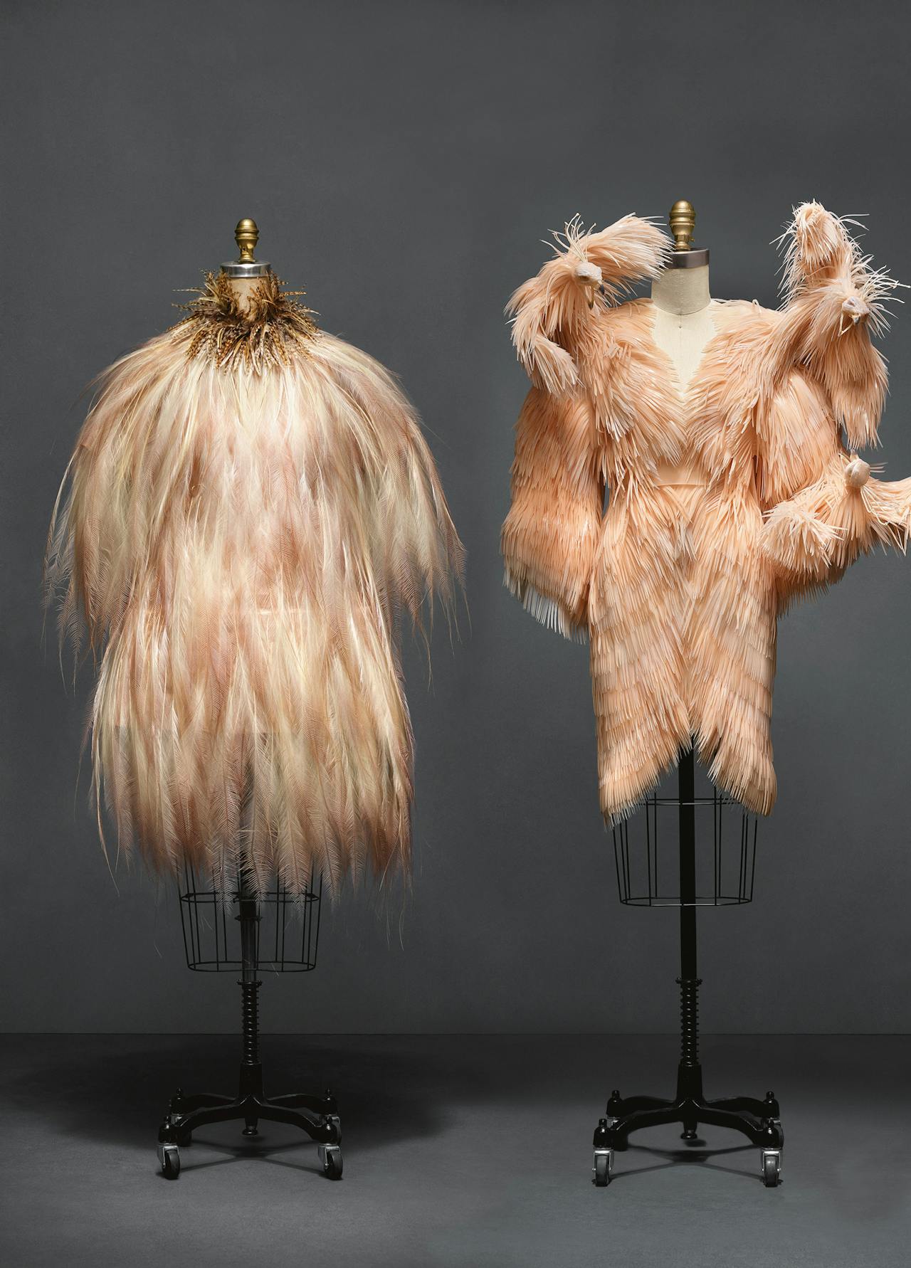 Handgemaakte haute couture-jurk uit 1969 van Yves Saint Laurent van zijde en veren (l) en deels 3D-geprint ontwerp van siliconen en katoen van Iris van Herpen uit 2013.