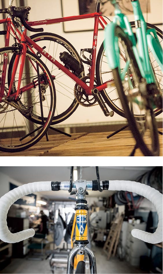 Boven: Fiets van Elian Cycles. Elian Veltman maakt ook fietsen op maat. Onder: RIH-fietsen. Diederik Martens zetelt met RIH in een loods in Amsterdam-Noord.