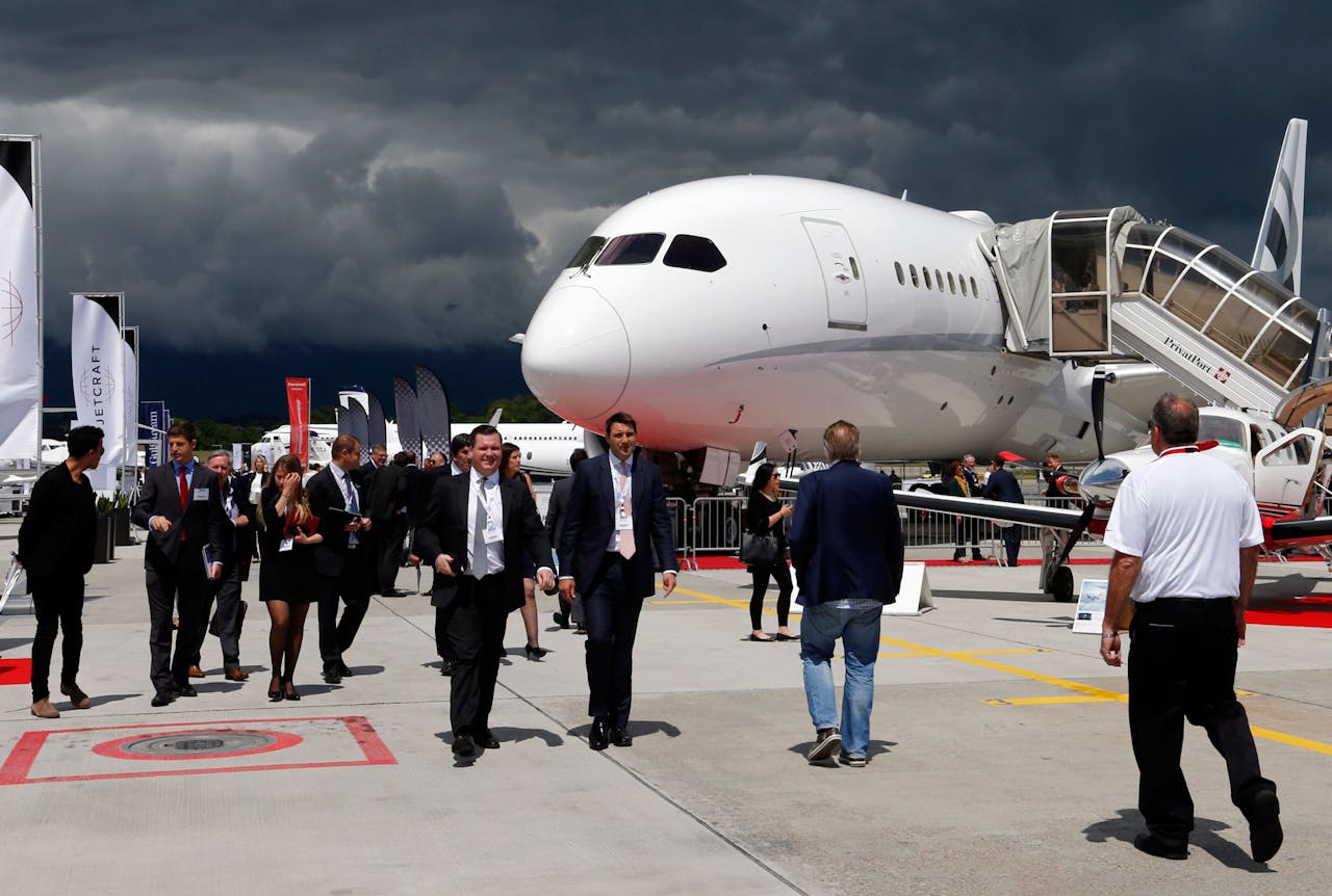 Bezoekers van de internationale luchtvaartbeurs voor business aviation EBACE in Genève bekijken dinsdag de nieuwe variant van de Boeing Business Jet 787. De beurs duurt tot en met donderdag. (Foto: Reuters)