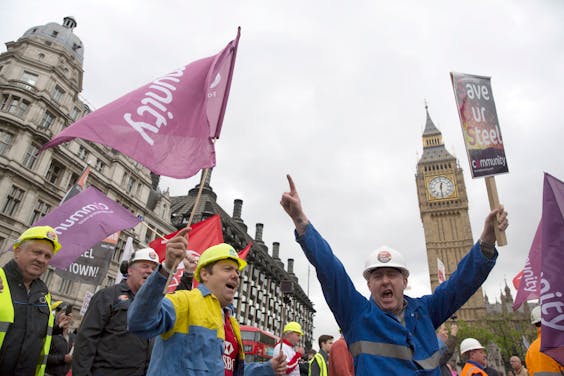 Werknemers van de Britse staalindustrie eisen woensdag tijdens een demonstratie in Londen de regering voor hulp aan de Britse staalindustrie. Door een overaanbod verkeert de staalmarkt in diepe malaise. Het Indiase staalbedrijf Tata Steel wil het Britse onderdeel van het oude Corus verkopen. Inmiddels hebben zich zeven kandidaten gemeld voor een overname van Tata Steel UK, zo bleek woensdag. (Foto: Reuters)
