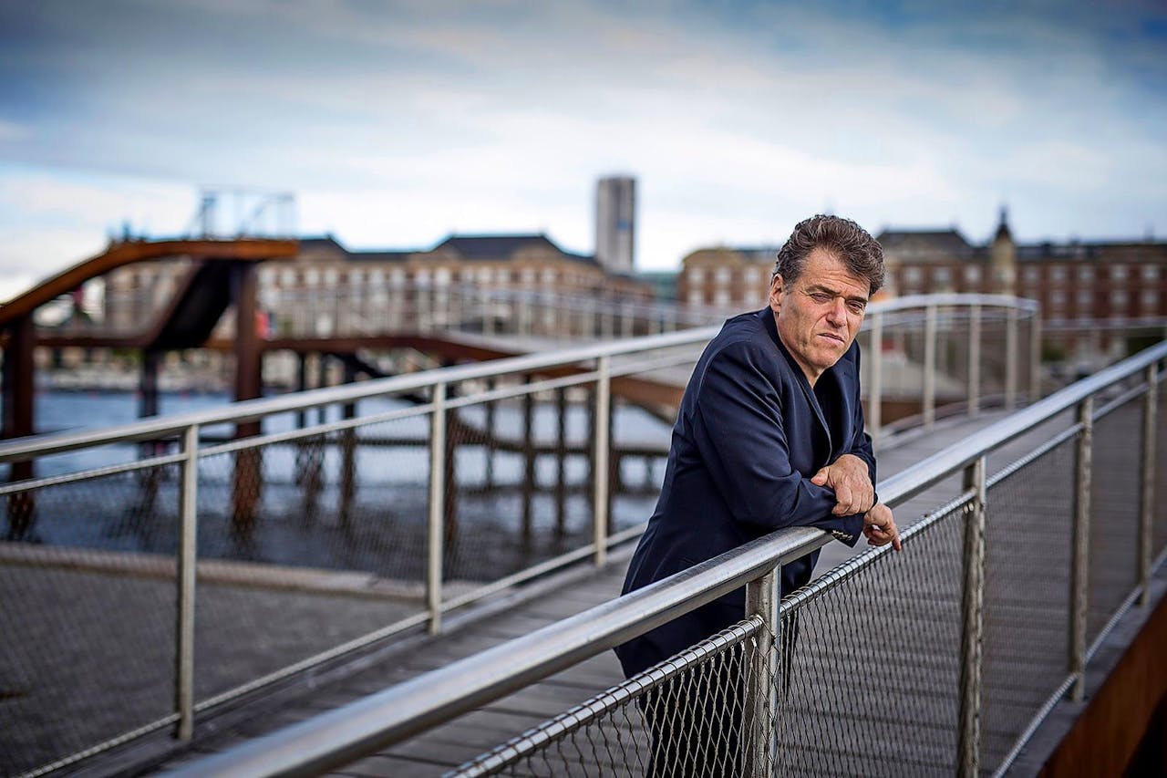 Andrew Keen dubt over de vraag welke stappen nodig zijn om de toenemende digitalisering van de wereld in goede banen te leiden. Een enkel wondermiddel heeft hij nog niet gevonden. Volgens Keen worstelen ook andere denkers hiermee. Hij noemt Don Tapscott (Blockchain Revolution), Alec Ross (The Industries of the Future), Paul Mason (Postcapitalism) en Jeremy Rifkin (The Zero Marginal Cost Society).Foto: Jens Panduro