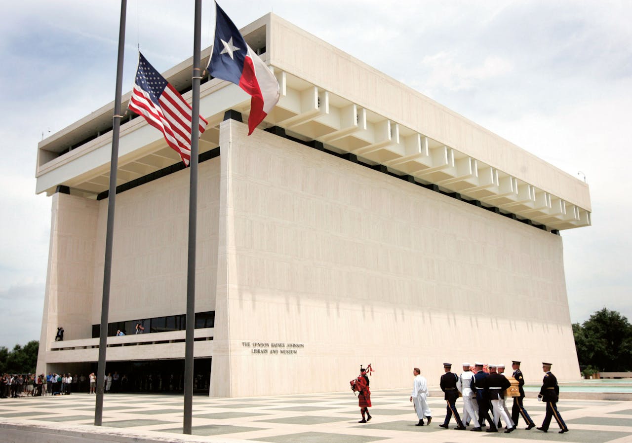 De kist met Lady Bird Johnson wordt naar de Lyndon Baines Johnson Library in Austin gebracht (2007).