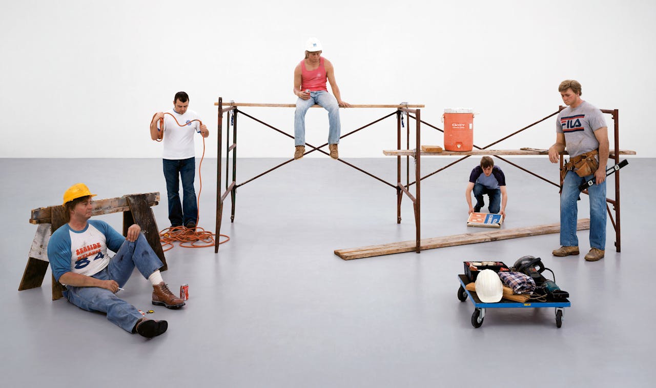 Opbouw van een van de leukste werken uit de historische expositie: ‘Lunchbreak’ van Duane Hanson uit 1989. De tweede en vierde figuur zijn medewerkers van het museum.