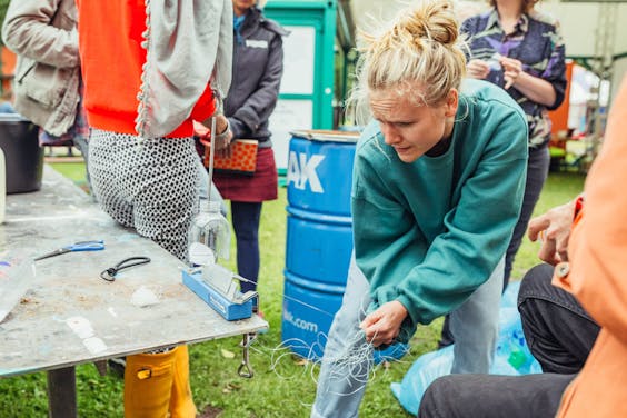 Plastic draden maken uit petflessen, die anders als restafval zouden zijn (foto: Hans Jellema).