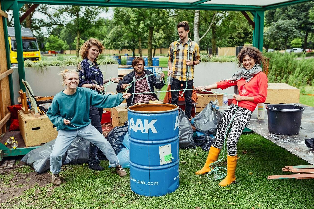 Start-up WOOF & WOW, met rechts Charlot Boonekamp. Zij maken meubels van plastic draden, afkomstig van petflessen. (Foto: Hans Jellema)