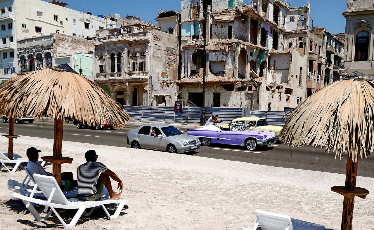 Maken deze vervallen panden eerdaags plaats voor flitsende hotels? Zullen oldtimers straks wijken voor moderne auto’s? (AP Photo/Desmond Boylan)