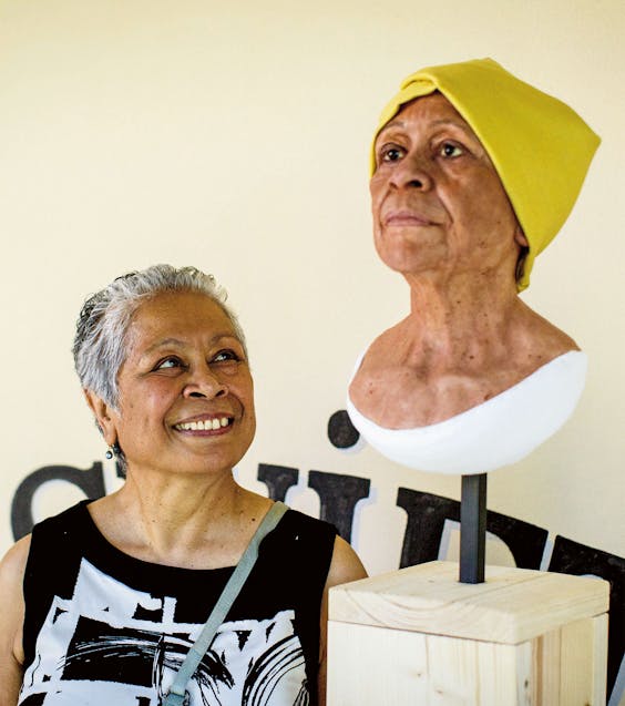Juul Sadée maakte portretten van Arnhemse Molukkers voor een ' verhaalinstallatie' in Museum Bronbreek. (Foto: Masha Bakker)