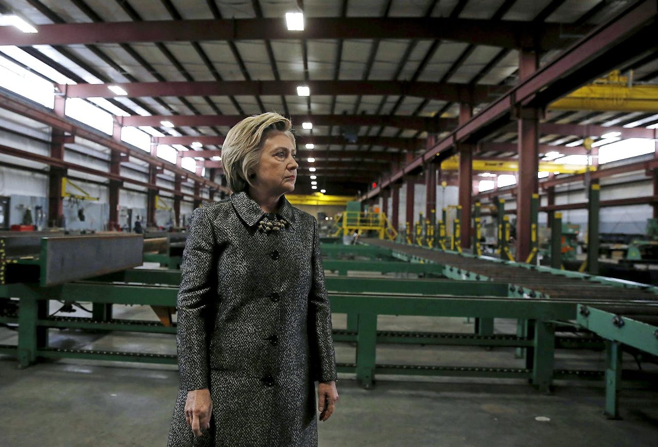 Hillary Clinton bezoekt dit voorjaar tijdens haar campagne een staalfabriek in de staat Indiana.