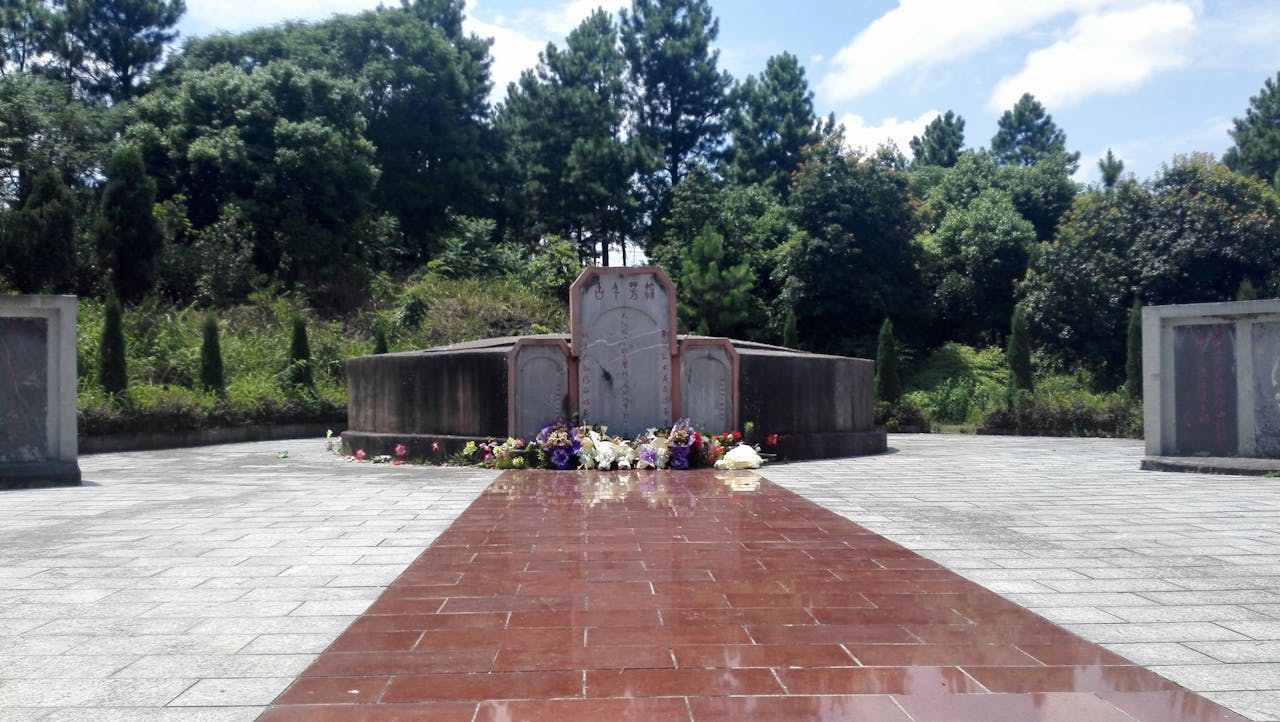 Verschillende boeketten bij een monument voor de gevallen strijders tijdens de zevendaagse veldslag bij de Xiangrivier. (Foto: Sjoerd den Daas)