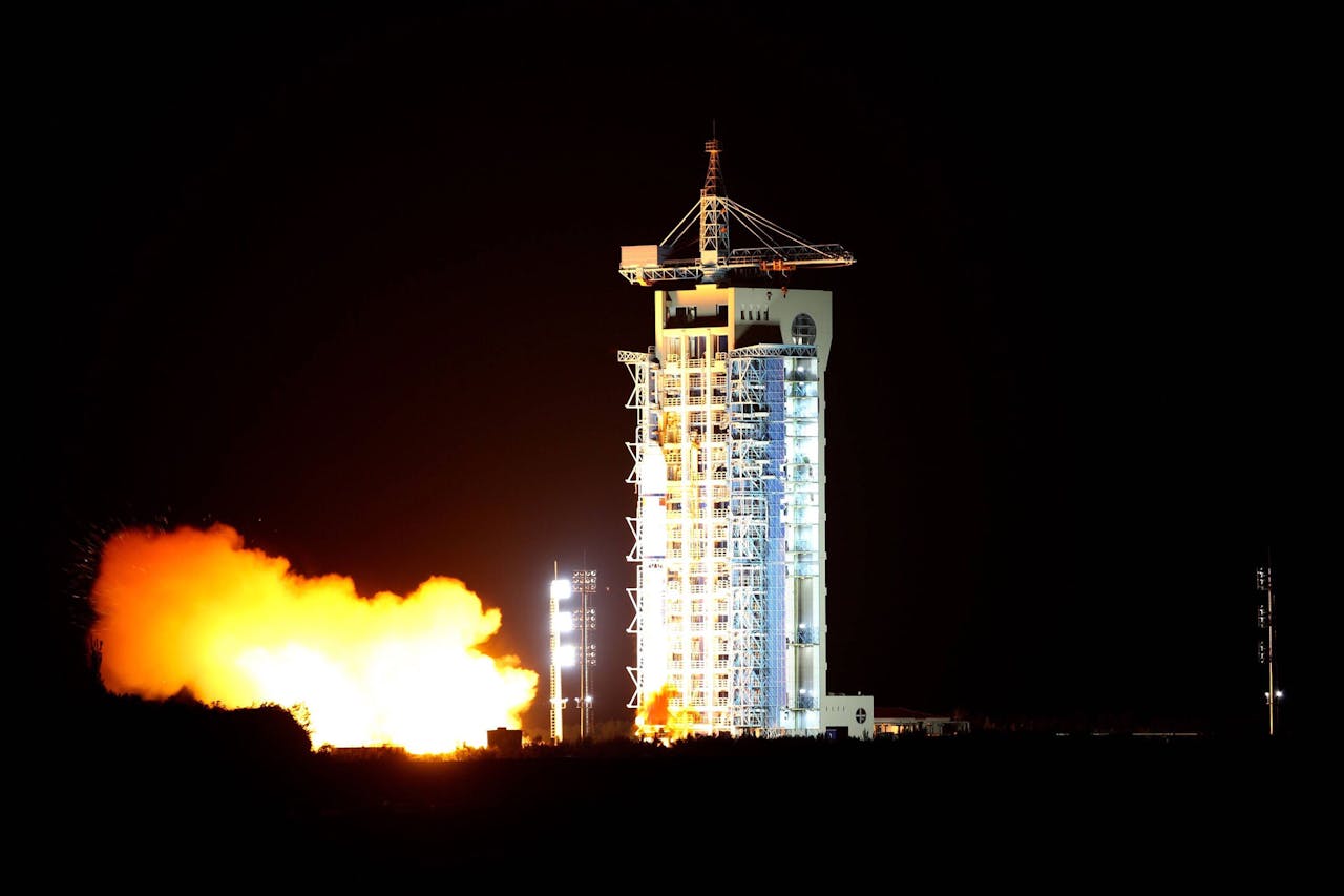 China heeft maandag 's werelds eerste kwantumsatelliet gelanceerd. Het land lijkt daarmee de race te gaan winnen om als eerste een dergelijke satelliet in de lucht te krijgen. De technologie moet waterdicht beveiligde communicatie mogelijk maken. (Foto: HH)