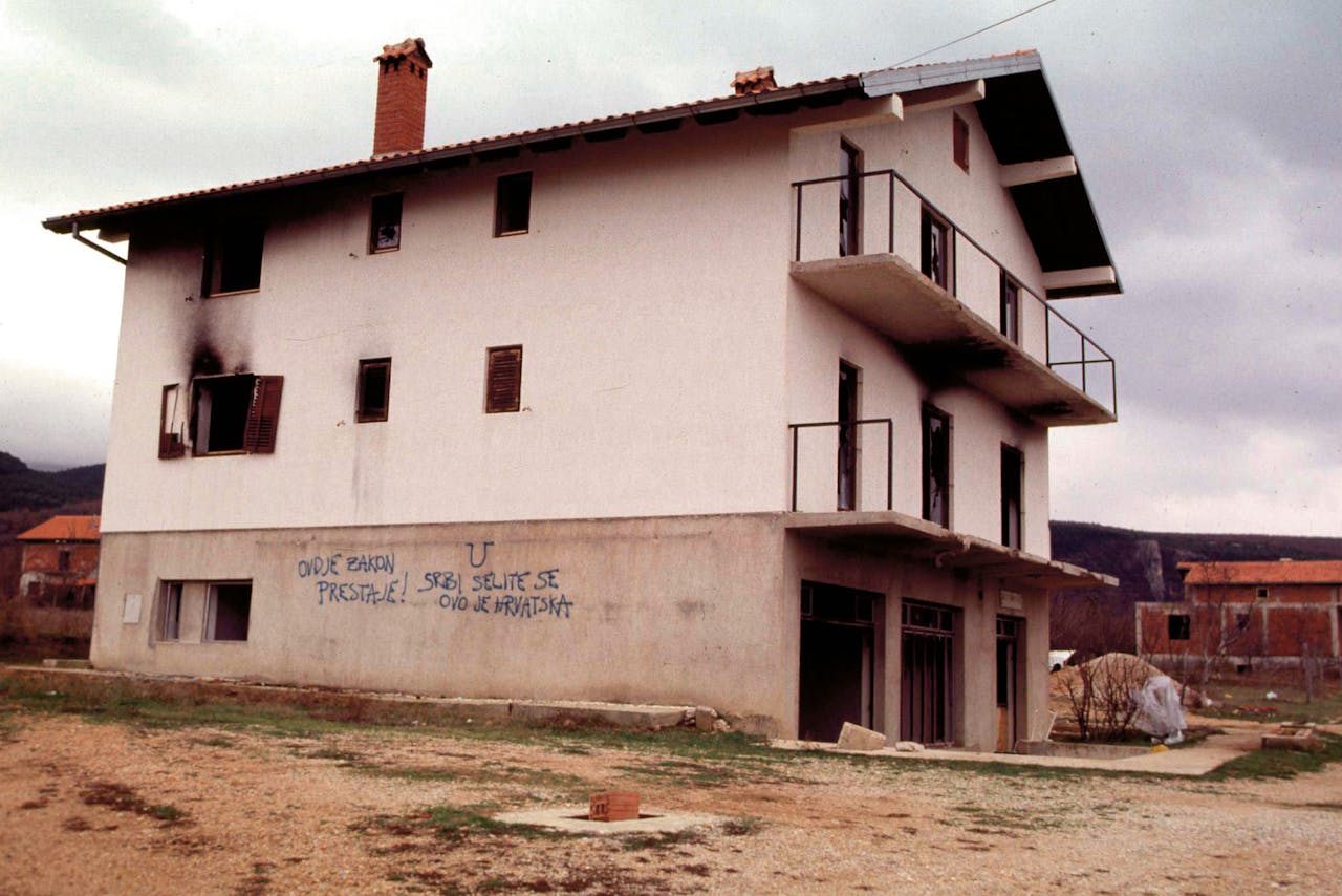 Kroatië, 1996. ‘Jullie wetten gelden hier niet meer! Serviër rot op naar je eigen land’. Dat is vrij vertaald wat hier op een leegstaande woning in de Krajina staat geschreven.