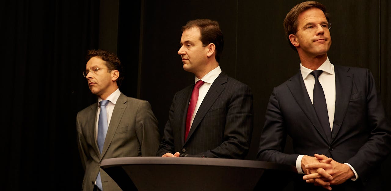 Minister Jeroen Dijsselbloem, minister Lodewijk Asscher en premier Mark Rutte afgelopen vrijdag tijdens de persconferentie van de coalitie en oppositiefracties over het bereikte akkoord.
