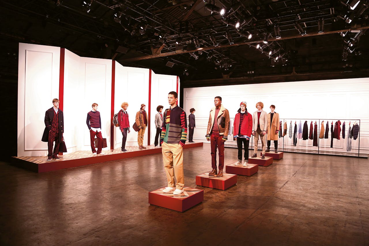 Kleur en grafische dessins zijn enkele ingrediënten van Hilfigers mannencollectie die hier wordt getoond in de showroom.