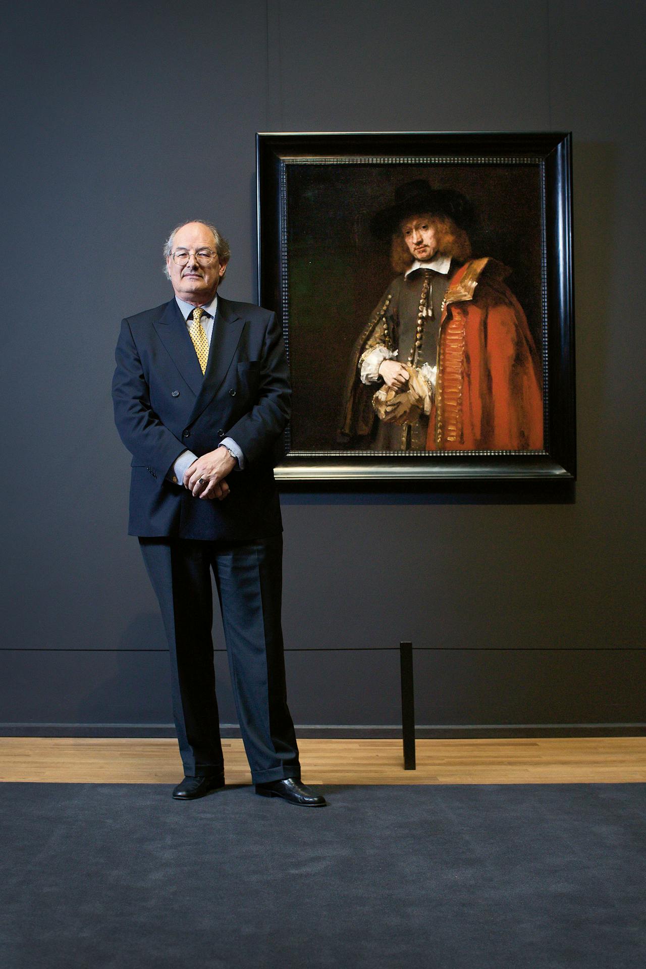 Jhr. Jan Six X voor Rembrandts beroemde portret van zijn voorvader Jan Six I (1654). Het was drie maanden te zien in het Rijksmuseum, op de expositie ‘De late Rembrandt’.